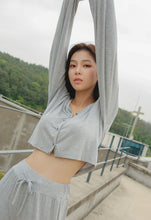 將圖片載入圖庫檢視器 CONCHWEAR 甜美短版鈕扣罩衫 2色