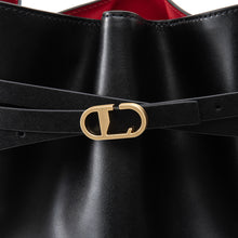 將圖片載入圖庫檢視器 LOEKA Lia 黑色簡約都會皮帶造型迷你水桶包