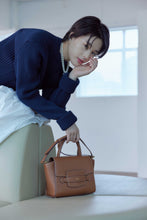 將圖片載入圖庫檢視器 LOEKA Fave 牛皮荔枝紋棕色手提肩背包