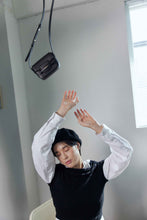 將圖片載入圖庫檢視器 LOEKA Fave 黑色迷你側背翻蓋卡包