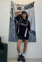 將圖片載入圖庫檢視器 FALLETT Sport Club 足球黑粉撞色短袖T恤
