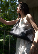 將圖片載入圖庫檢視器 KWANI 法式慵懶編織壓紋半月肩背包 (4色)