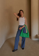 將圖片載入圖庫檢視器 KWANI 法式慵懶編織壓紋半月肩背包 (4色)