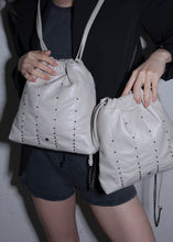 將圖片載入圖庫檢視器 KWANI Mini Chelsea 鉚釘抽繩迷你後背包 (2色)
