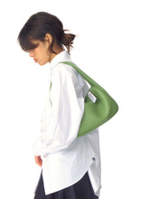 將圖片載入圖庫檢視器 NIEEH Soft 蘋果綠腋下肩背包
