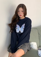 將圖片載入圖庫檢視器 CITYBREEZE 個性蝴蝶圖案大學T (3色可選_深藍色/花灰色/奶油色)