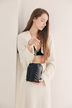 將圖片載入圖庫檢視器 LOEKA Matilda 牛皮束口黑色圓柱包