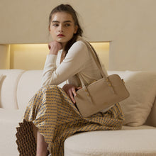 將圖片載入圖庫檢視器 LOEKA Cube 米色兩用優雅法棍包