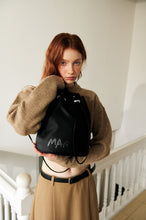 將圖片載入圖庫檢視器 MARHEN.J Leanna 黑色抽繩尼龍後背包