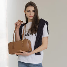 將圖片載入圖庫檢視器 LOEKA Cube 焦糖兩用優雅法棍包