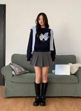 將圖片載入圖庫檢視器 CITYBREEZE 個性蝴蝶圖案大學T (3色可選_深藍色/花灰色/奶油色)