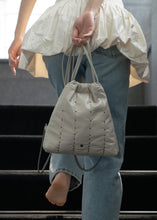 將圖片載入圖庫檢視器 KWANI Mini Chelsea 鉚釘抽繩迷你後背包 (2色)