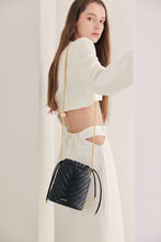 將圖片載入圖庫檢視器 LOEKA Matilda 牛皮束口黑色圓柱包