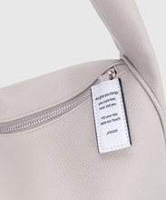 將圖片載入圖庫檢視器 NIEEH Soft 灰色腋下肩背包