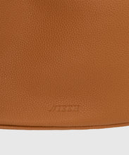 將圖片載入圖庫檢視器 NIEEH Soft 咖啡色腋下肩背包