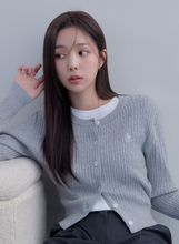 將圖片載入圖庫檢視器 CITYBREEZE 經典LOGO刺繡麻花針織上衣 (6色可選_奶油色/薄荷綠/深藍色/天空藍/黃色/灰色)