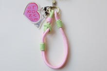 將圖片載入圖庫檢視器 MCRN 手機夾片+手腕掛繩草莓牛奶 組合