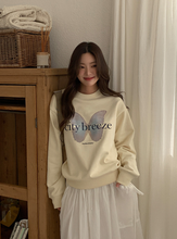 將圖片載入圖庫檢視器 CITYBREEZE 個性蝴蝶圖案大學T (3色可選_深藍色/花灰色/奶油色)