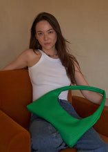 將圖片載入圖庫檢視器 KWANI 法式慵懶編織壓紋半月肩背包 (4色)