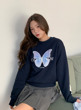 將圖片載入圖庫檢視器 CITYBREEZE 個性蝴蝶圖案大學T (3色可選_深藍色/花灰色/奶油色)