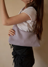 將圖片載入圖庫檢視器 KWANI 法式慵懶編織壓紋半月肩背包 (4色)