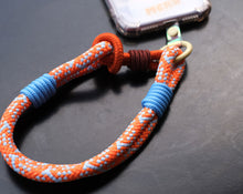 將圖片載入圖庫檢視器 MCRN 手機夾片+手腕掛繩藍點橘 組合