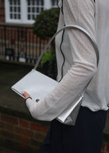 將圖片載入圖庫檢視器 KWANI Sleek Diane 都會優雅法棍包 (3色)