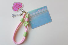 將圖片載入圖庫檢視器 MCRN 手機夾片+手腕掛繩草莓牛奶 組合