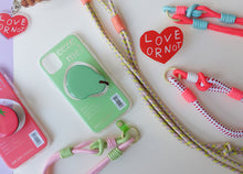 將圖片載入圖庫檢視器 MCRN 手機夾片+手腕掛繩草莓牛奶 組合