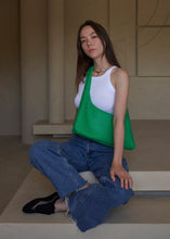 將圖片載入圖庫檢視器 KWANI 法式慵懶編織壓紋半月肩背包 (4色)