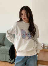 將圖片載入圖庫檢視器 CITYBREEZE 個性蝴蝶圖案大學T (3色可選_深藍色/花灰色/奶油色)