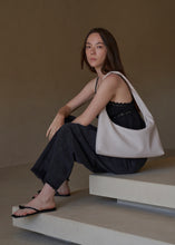 將圖片載入圖庫檢視器 KWANI 法式慵懶編織壓紋半月肩背包 (4色)