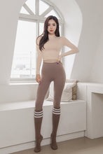 將圖片載入圖庫檢視器 CONCHWEAR 線條高筒運動襪 5色(擇2)