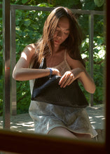 將圖片載入圖庫檢視器 KWANI 法式慵懶編織壓紋半月肩背包 (4色)