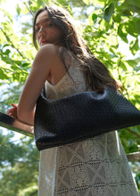 將圖片載入圖庫檢視器 KWANI 法式慵懶編織壓紋半月肩背包 (4色)