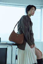 將圖片載入圖庫檢視器 LOEKA Diane 棕色兩用拼接新月包