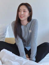 將圖片載入圖庫檢視器 CITYBREEZE LOGO燙布貼圓領針織外套 (3色可選_黑色/灰色/象牙白)