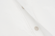 將圖片載入圖庫檢視器 EMKM 透膚白色羽毛提花襯衫