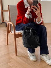 將圖片載入圖庫檢視器 MARHEN.J Leanna 黑色抽繩尼龍後背包