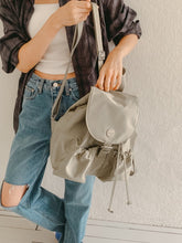 將圖片載入圖庫檢視器 MARHEN.J Scarlet 米白色尼龍抽繩後背包