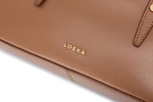 將圖片載入圖庫檢視器 LOEKA Cube 焦糖兩用優雅法棍包