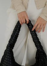 將圖片載入圖庫檢視器 KWANI Textured 壓紋黑色新月包