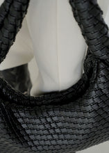 將圖片載入圖庫檢視器 KWANI Textured 壓紋黑色新月包