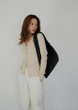 將圖片載入圖庫檢視器 KWANI Textured 壓紋黑色新月包