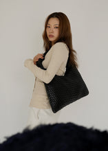 將圖片載入圖庫檢視器 KWANI Textured 壓紋黑色新月包