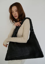 將圖片載入圖庫檢視器 KWANI Textured 壓紋黑色新月包