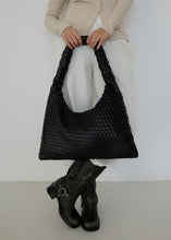 將圖片載入圖庫檢視器 KWANI Textured 壓紋黑色新月包