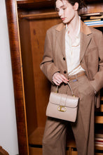將圖片載入圖庫檢視器 LOEKA Classic Satchel 經典劍橋松露駝色手提包