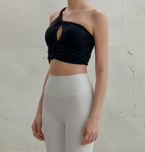 將圖片載入圖庫檢視器 CONCHWEAR 單肩抓皺鏤空背心 3色