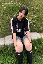 將圖片載入圖庫檢視器 FALLETT Sport Club 足球黑粉撞色短袖T恤